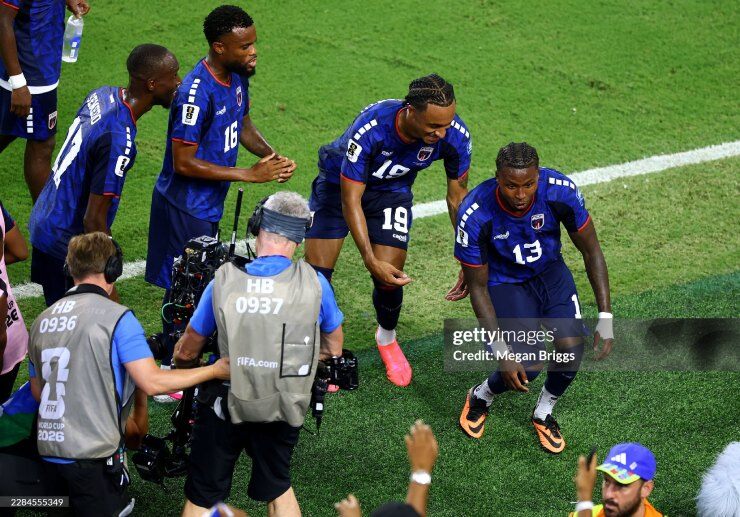 Các cầu thủ Cape Verde ăn mừng cuồng nhiệt ngoài đường biên