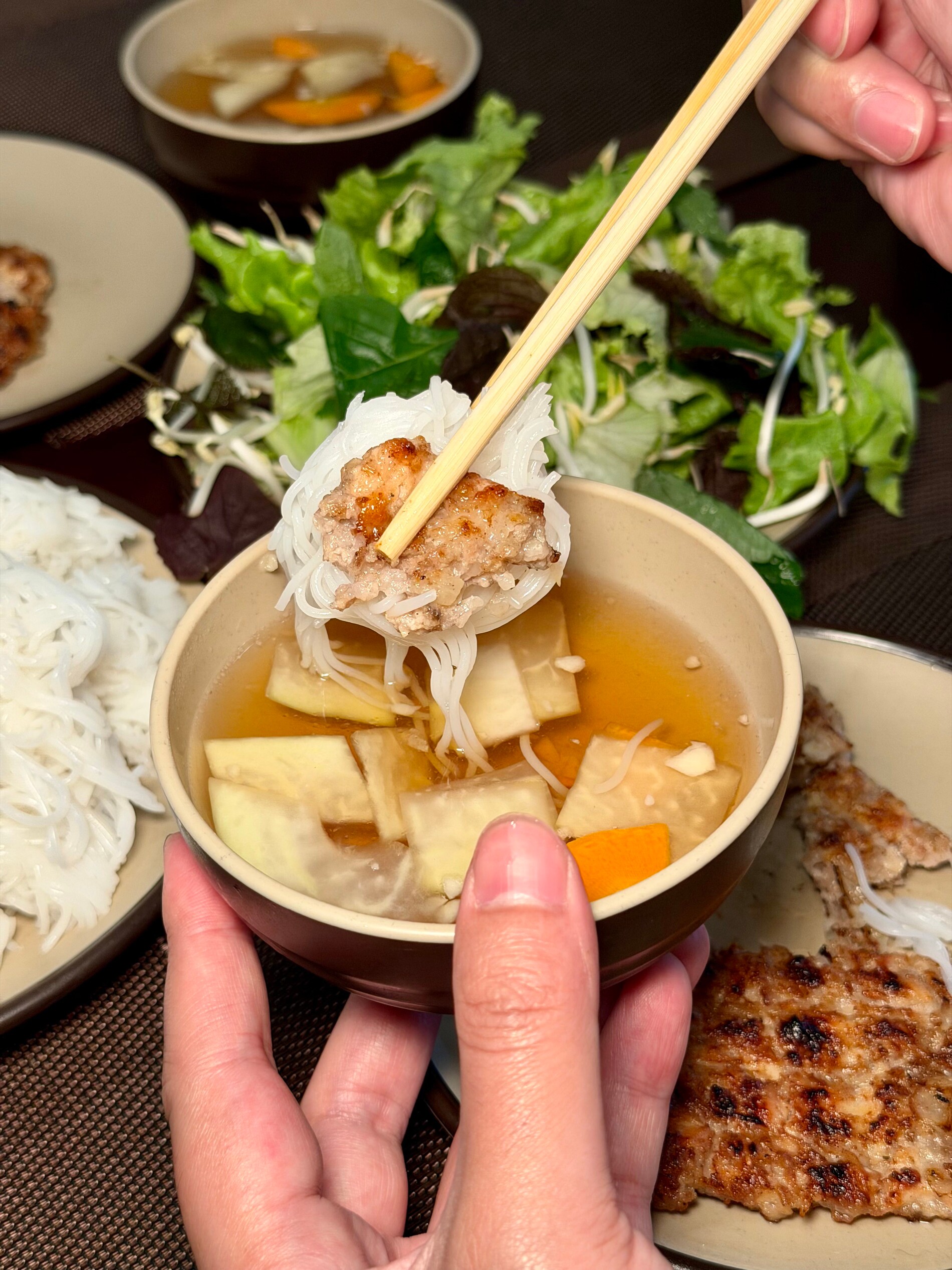 Du khách có thể thưởng thức món bún chả vuông ở Ninh Bình vào bất cứ thời gian nào trong ngày