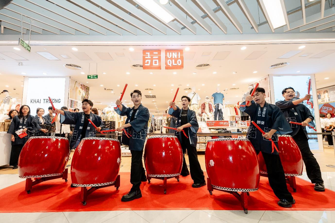 Màn trình diễn trống Taiko sôi động mang đến bầu không khí hào hứng trong lễ khai trương.