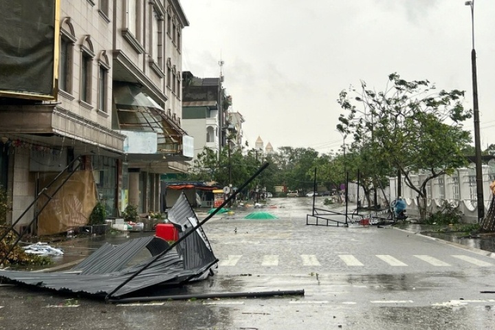 Móng Cái ngổn ngang sau bão số 1, lũ đang về trên sông Ka Long