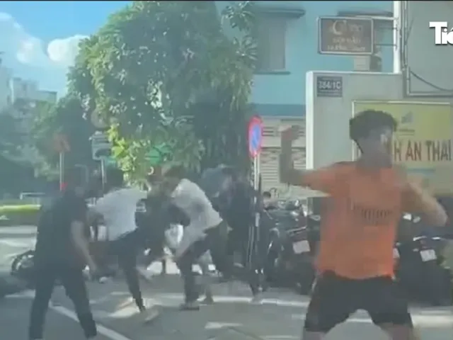 Xôn xao clip nhóm người đánh hội đồng trên đường phố TPHCM