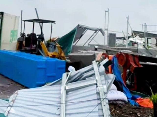 Móng Cái ngổn ngang sau bão Maysak