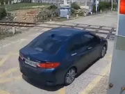 Xử lý nữ tài xế lái ô tô vượt đường ngang khi đèn đỏ đã bật