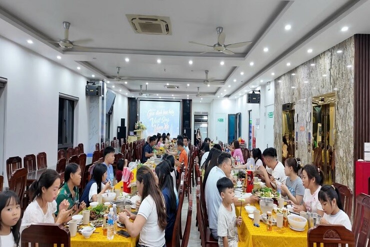 Chủ khách sạn ở Cô Tô mổ lợn rừng đãi gần 50 du khách mắc kẹt vì bão