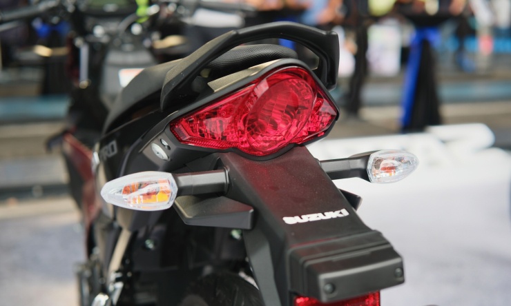 Đèn hậu và đèn xi-nhan là loại halogen.