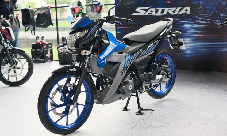 Phiên bản tiêu chuẩn không trang bị ABS bánh trước, đèn pha halogen, vị trí đèn xi-nhan dời xuống dưới cụm đèn.