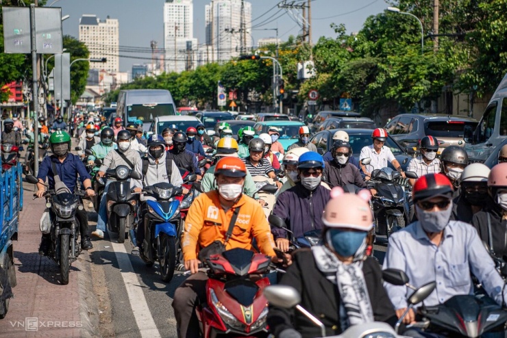Đường Nguyễn Tất Thành là trục chính nối khu Nam với trung tâm TP HCM, nhiều năm qua thường xuyên ùn tắc do lưu lượng xe lớn trong khi hạ tầng chậm được mở rộng.