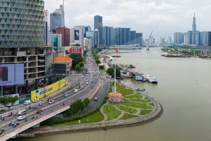 Khu vực Bến Bạch Đằng, cạnh đường Tôn Đức Thắng, tiếp tục được đầu tư công viên cây xanh, mở rộng bờ sông, nâng cấp kè, sàn cập tàu, sàn ngắm cảnh và các công trình phụ trợ. Tại đây, cầu đi bộ dài 720 m vượt sông Sài Gòn, nối công viên Bến Bạch Đằng với Khu đô thị mới Thủ Thiêm, cũng đang được thi công, kỳ vọng trở thành điểm nhấn kiến trúc mới của thành phố.
