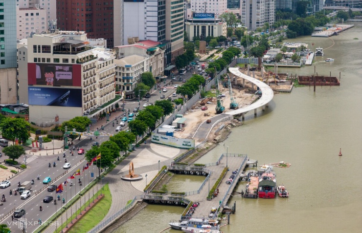 Khu vực Bến Bạch Đằng, cạnh đường Tôn Đức Thắng, tiếp tục được đầu tư công viên cây xanh, mở rộng bờ sông, nâng cấp kè, sàn cập tàu, sàn ngắm cảnh và các công trình phụ trợ. Tại đây, cầu đi bộ dài 720 m vượt sông Sài Gòn, nối công viên Bến Bạch Đằng với Khu đô thị mới Thủ Thiêm, cũng đang được thi công, kỳ vọng trở thành điểm nhấn kiến trúc mới của thành phố.