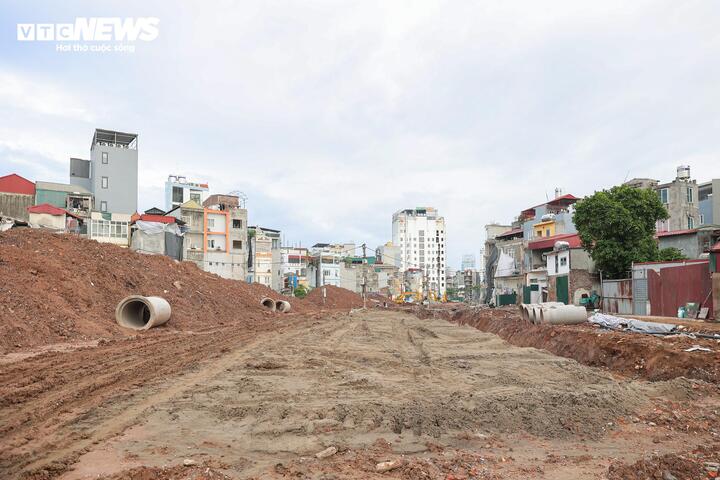 Dự án đường Vành đai 2,5 đoạn từ Nguyễn Trãi đến Đầm Hồng là một trong những công trình giao thông trọng điểm của khu vực phía Tây Nam Hà Nội. Tuyến đường dài hơn 1,5 km, liên quan đến việc thu hồi đất của hàng trăm hộ dân và nhiều tổ chức. Khi công tác giải phóng mặt bằng được đẩy nhanh, dự án cũng bước sang giai đoạn triển khai các hạng mục xây dựng.
