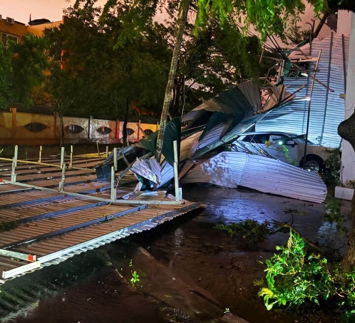 Mái tôn bị gió bão hất văng.