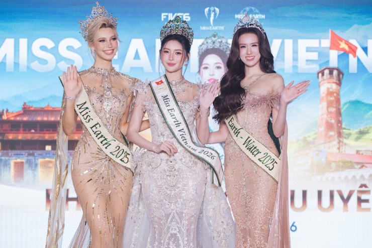 Phạm Hoàng Thu Uyên (giữa) nhận dải sash từ Miss Earth Water 2025 Trịnh Mỹ Anh và được đương kim Hoa hậu Trái đất Natalie Puskinova trao vương miện, chiều 4/7. Ảnh: BTC
