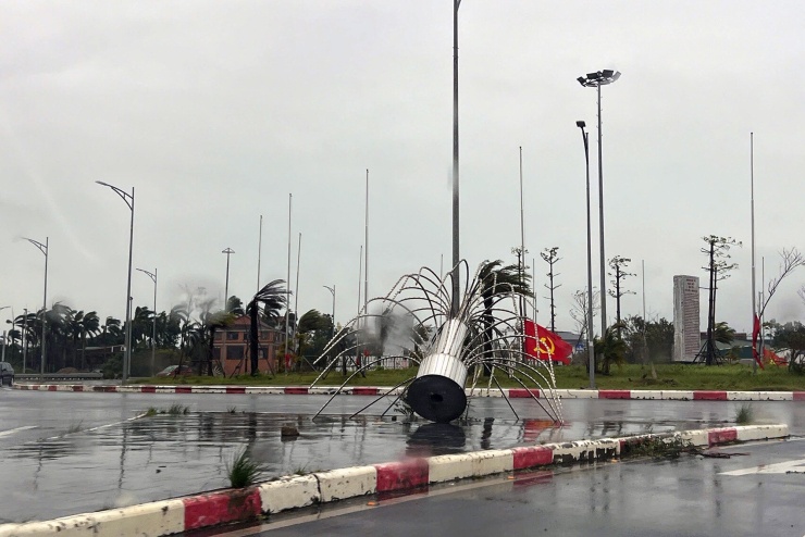 Móng Cái ngổn ngang sau bão số 1, lũ đang về trên sông Ka Long - 4