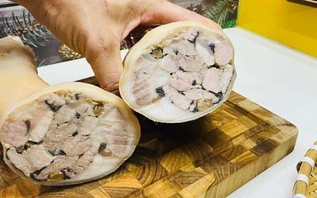 Chân giò sau khi chín, để trong ngăn mát tủ lạnh khoảng 6 - 8 tiếng trước khi đem cắt
