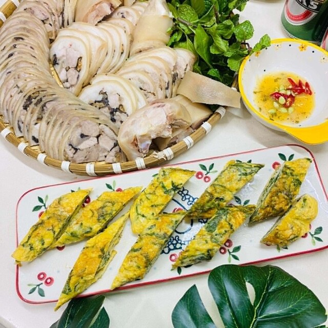 Thành phẩm thu được món chân giò rút xương nhồi thịt sau khi hoàn thành có màu sắc vô cùng bắt mắt.