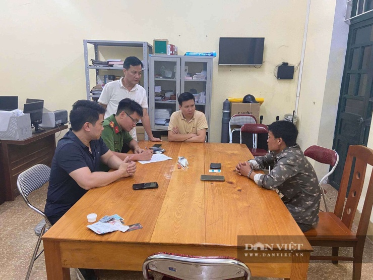 Đối tượng Hà Văn Tý đang được lấy cung. Ảnh: Cao Thiên