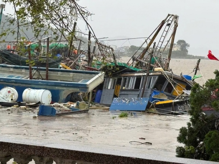 Hình ảnh tại Móng Cái, Quảng Ninh sáng nay, sau hơn 10 tiếng bão số 1 quần thảo, rất may là không có thiệt hại về người. (Nguồn ảnh: CA tỉnh Quảng Ninh)