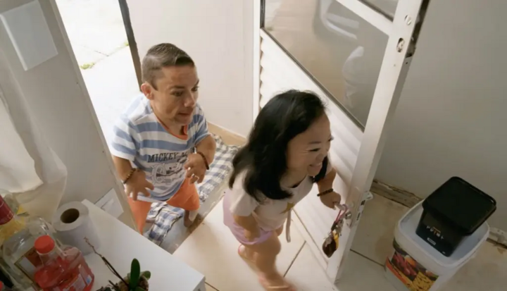Đôi vợ chồng hạnh phúc khi sở hữu ngôi nhà được thiết kế riêng phù hợp với chiều cao của mình.