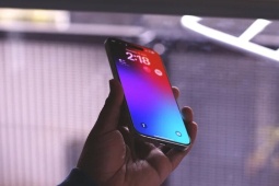 Lý do Apple gây tranh cãi khi từ bỏ khung titan trên iPhone