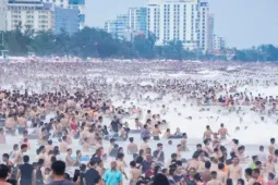 Đổ xô tắm biển Sầm Sơn bất chấp sóng to nước đục do bão