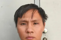 Lái ô tô truy đuổi, tông xe vào nhóm người nổ súng bắn anh trai