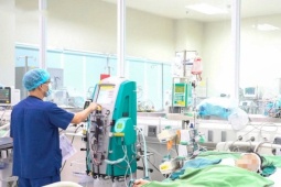Bé trai 6 tuổi đuối nước ngừng tim ngay trong buổi học bơi