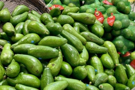 Tiểu thương bật mí cách chọn bơ chín đều, dẻo mịn, không sợ đắng