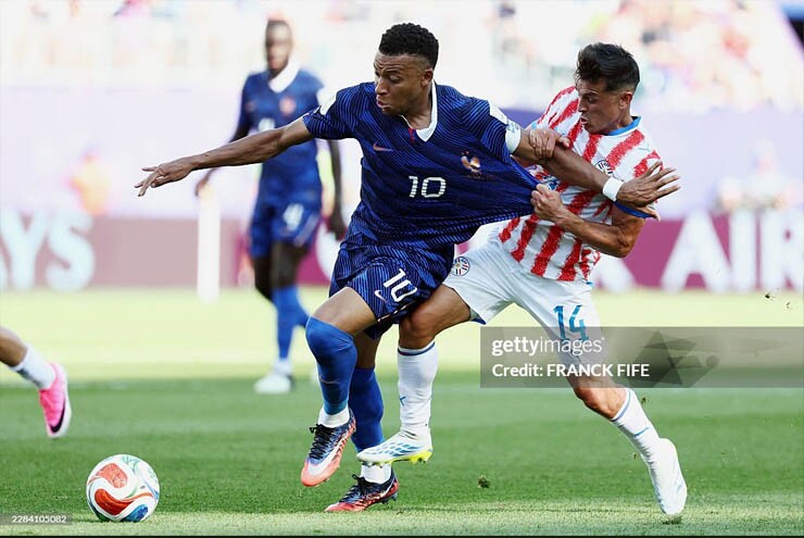 Mbappe tỏ ra bất lực trước tuyến phòng ngự kín kẽ của Paraguay