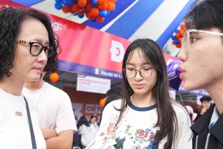 Tuyển sinh Đại học 2026: Điểm sàn lệch tới 10 điểm