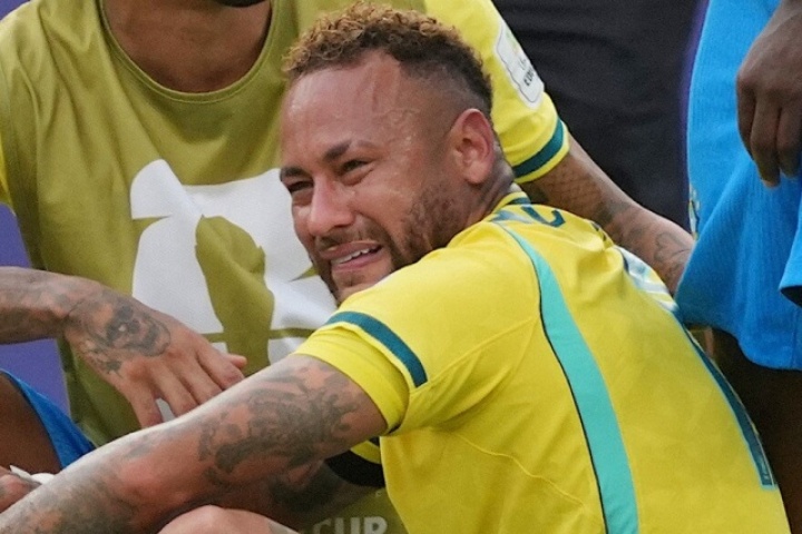 Neymar chia tay đội tuyển Brazil
