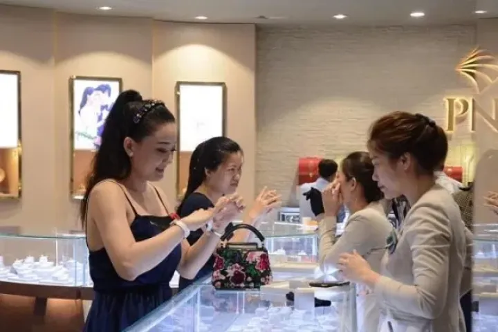 Chủ tịch lên tiếng trấn an, nhà đầu tư vẫn tiếp tục tháo chạy khỏi cổ phiếu PNJ
