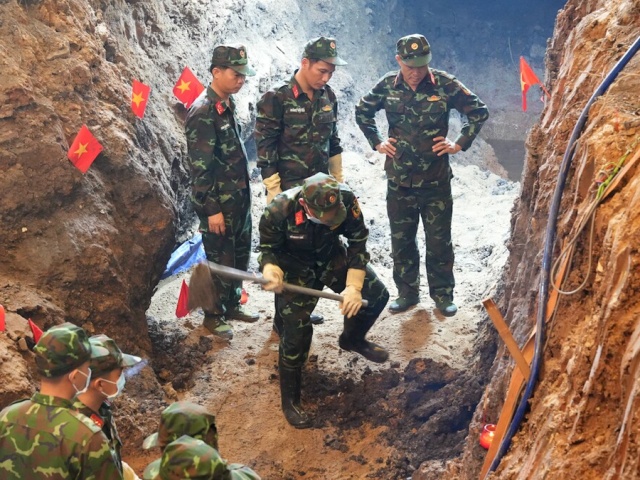 Bên trong hố chôn vừa tìm thấy 7 hài cốt liệt sĩ ở công viên Lê Thị Riêng