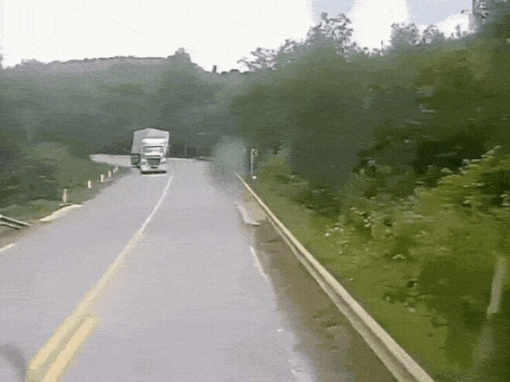 Video xe đầu kéo vào cua tốc độ cao, lật thùng đè ô tô làn ngược chiều