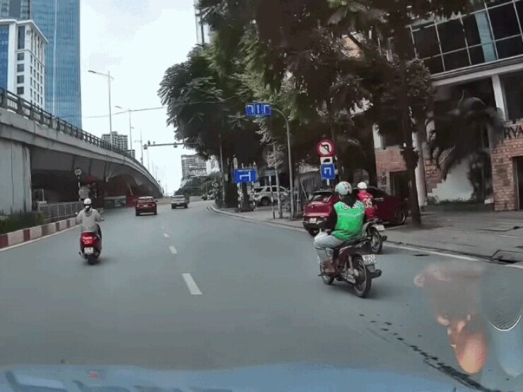 Clip: Ô tô lùi ẩu, húc mạnh tài xế xe máy văng cả mét