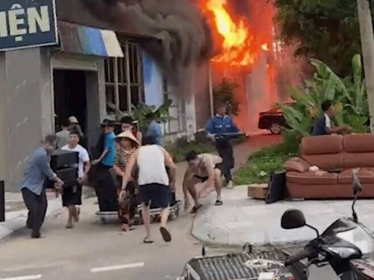 Hàng xóm lao vào cứu tài sản khỏi căn nhà cháy