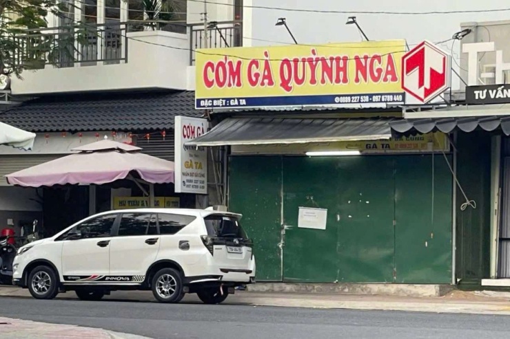Nhiều trường hợp nhập viện nghi ngờ ngộ độc thực phẩm ở cơm gà Quỳnh Nga. Ảnh: Phương Linh
