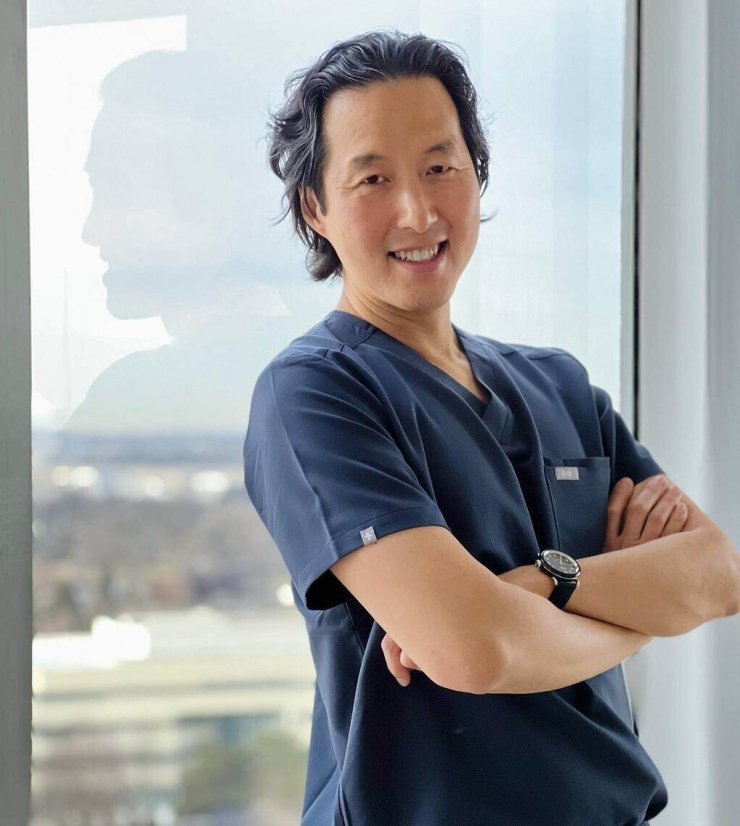 Anthony Youn là bác sĩ phẫu thuật thẩm mỹ được cấp chứng chỉ hành nghề tại Mỹ, nổi tiếng với triết lý làm đẹp toàn diện, kết hợp giữa y học, dinh dưỡng và lối sống để giúp mọi người duy trì vẻ ngoài trẻ trung. Ông cũng là tác giả của nhiều cuốn sách bán chạy về phẫu thuật thẩm mỹ và chống lão hóa như The Age Fix, In Stitches, Playing God và Younger For Life.
