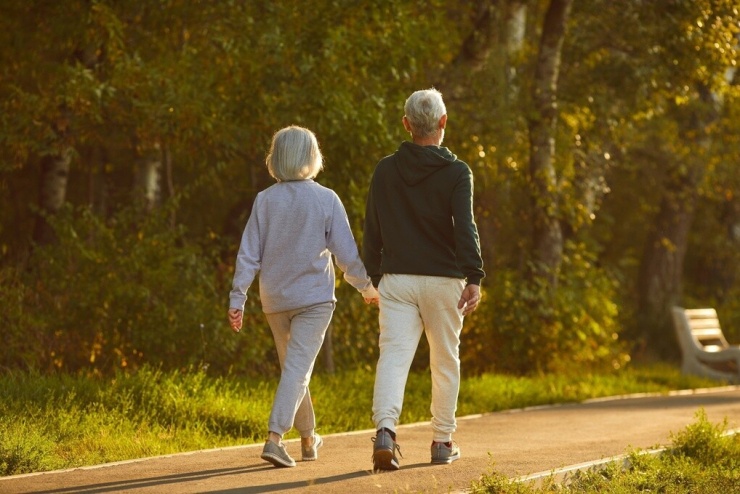 Nhiều người có thói quen ngồi ngay sau khi ăn hoặc nằm nghỉ vì cho rằng cơ thể cần thời gian để tiêu hóa. Tuy nhiên, ngày càng nhiều nghiên cứu cho thấy việc vận động nhẹ sau bữa ăn, đặc biệt là đi bộ, có thể mang lại nhiều lợi ích cho quá trình chuyển hóa và sức khỏe tổng thể. Ảnh: News Medical