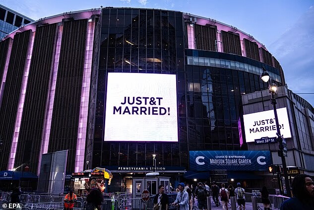 Nhà thi đấu Madison Square Garden sáng rực đèn trong ngày cưới của Taylor Swift. Ảnh: EPA