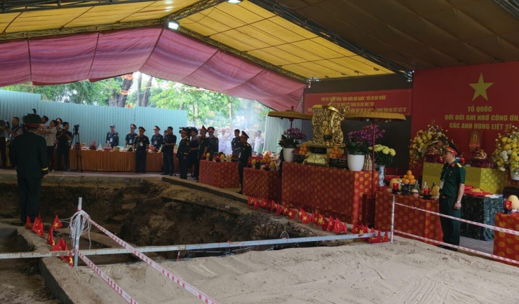 Lực lượng chức năng đào thăm dò một hố sâu khoảng 2 m, phát hiện một số di vật, hài cốt ở vị trí phía sau khu nhà truyền thống của công viên Lê Thị Riêng. Ảnh: Đình Văn
