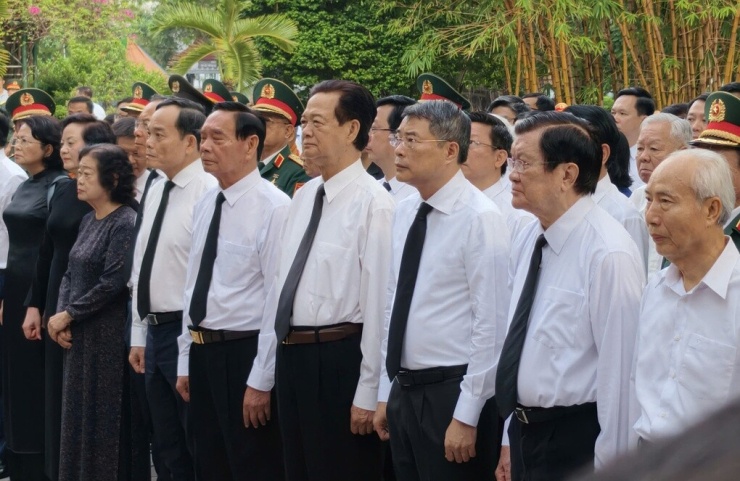 Thủ tướng Lê Minh Hưng cùng nguyên lãnh đạo Đảng, Nhà nước và lãnh đạo TP HCM dâng hoa tưởng niệm cố Tổng Bí thư Trần Phú ở công viên Lê Thị Riêng, sáng 6/7. Ảnh: Đình Văn