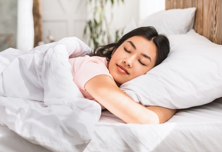 Ngủ đủ 7-9 giờ mỗi đêm giúp cân bằng các hormone kiểm soát cảm giác đói và no, từ đó giảm thèm ăn và hỗ trợ duy trì thâm hụt calo để giảm cân. Ảnh: Sleep Foundation