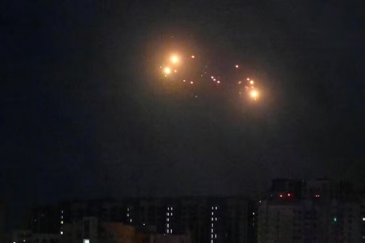 Các vệt sáng do tên lửa tạo ra trên bầu trời Kiev. Ảnh: Pravda