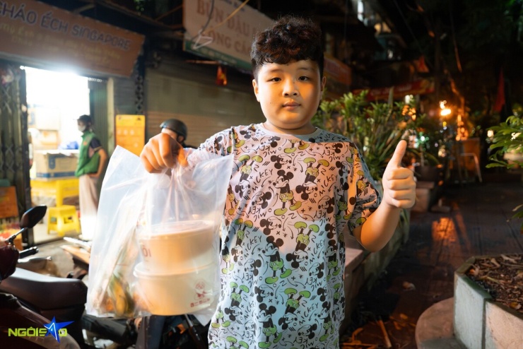 Xếp hàng chờ thưởng thức xôi đêm nức tiếng khu tập thể Hà Nội - 13