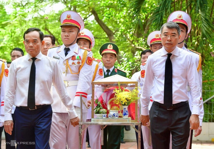  Thủ tướng Lê Minh Hưng cùng Bí thư Thành ủy Trần Lưu Quang di quan hài cốt liệt sĩ được tìm thấy tại công viên Lê Thị Riêng về khu nhà truyền thống. Ảnh:  Thanh Tùng 