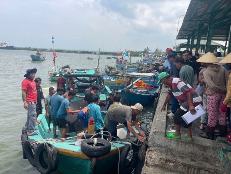 Tàu cá đưa các thuyền viên và 1 thi thể cập cảng Phú Hải. Ảnh: B.H