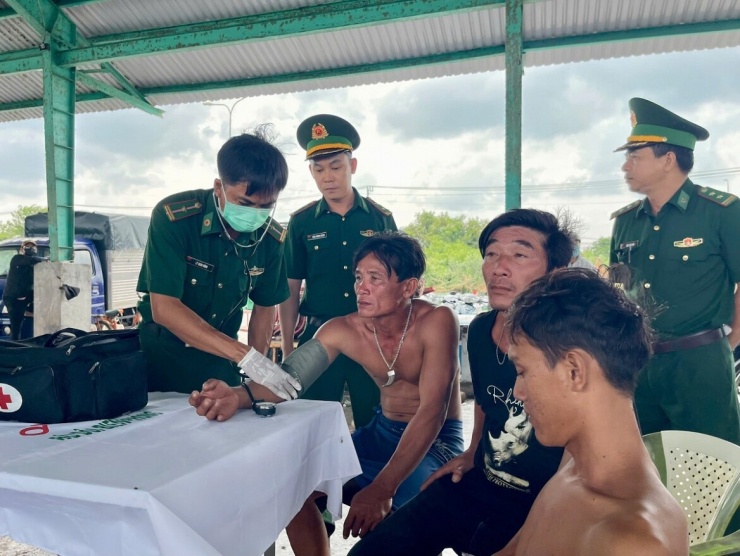 Các thuyền viên được thăm khám sức khoẻ. Ảnh: B.H