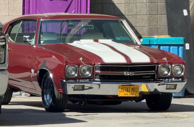 Chiếc Chevrolet Chevelle SS mui trần đời 1970 mang biển số New York "JST&amp;T MRD" đậu bên ngoài nhà thi đấu hôm 4/7. Ảnh: Page Six