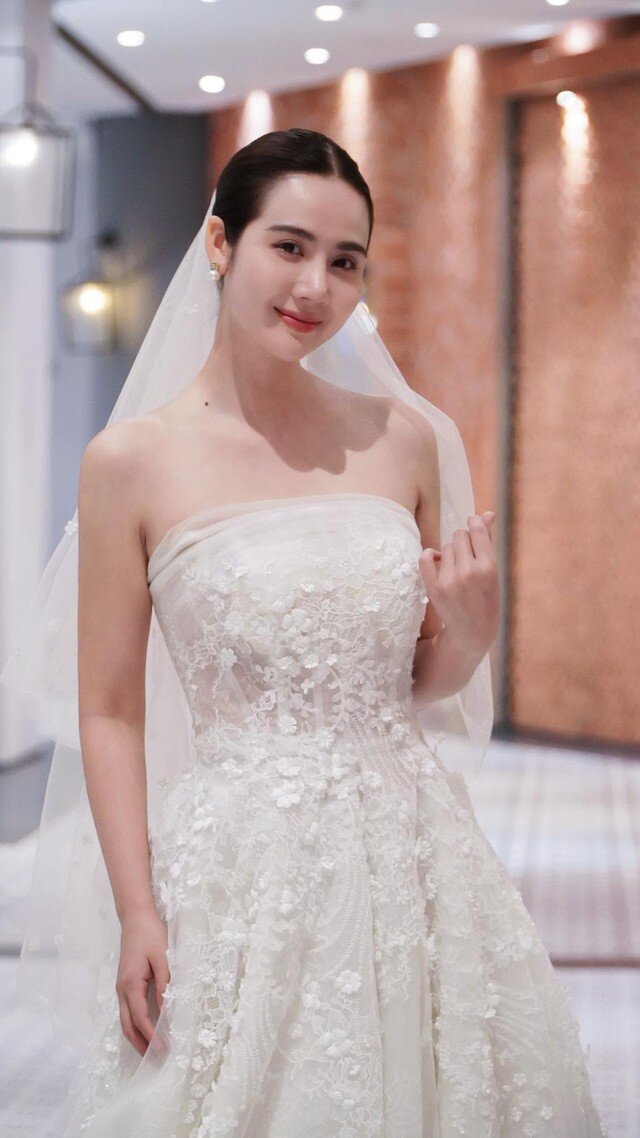 Huyền Lizzie 'Cách em 1 milimet' gợi cảm ở tuổi 37 - 9