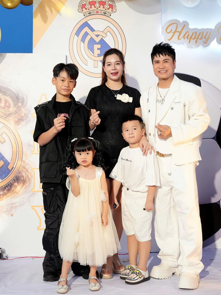 Vợ chồng Lương Gia Huy bên các con. Andy (bìa trái) là con riêng của ca sĩ với vợ trước. 